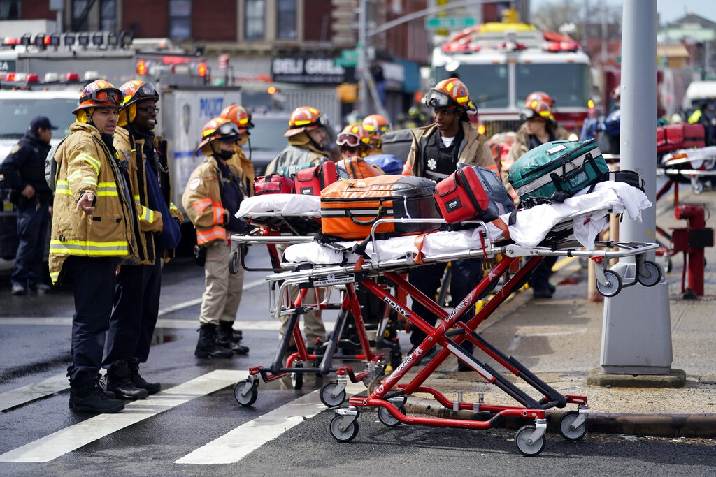 Πυροβολισμοί στο μετρό του Μπρούκλιν – Στους 16 οι τραυματίες, ανθρωποκυνηγητό για τη σύλληψη του δράστη