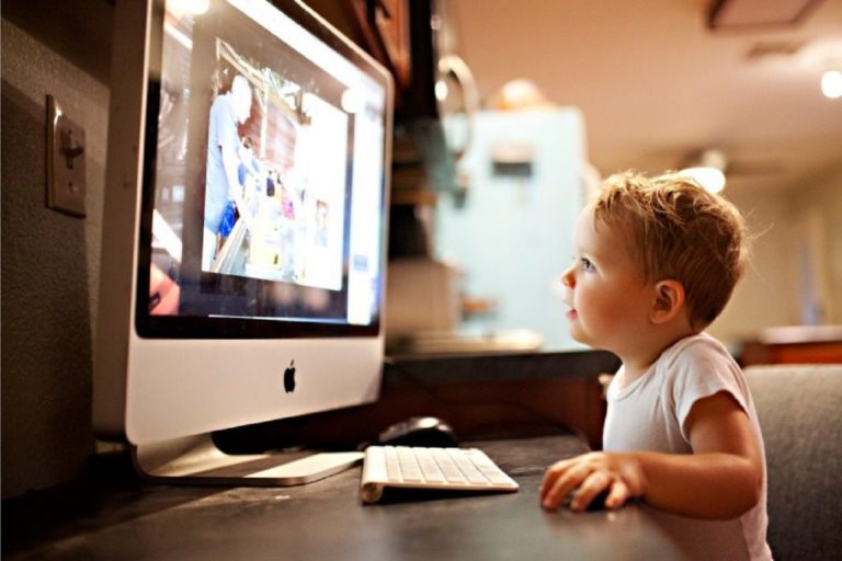 Μελέτη:  Η πολύωρη ενασχόληση των παιδιών στις οθόνες των ηλεκτρονικών συσκευών έχει αρνητικές επιπτώσεις