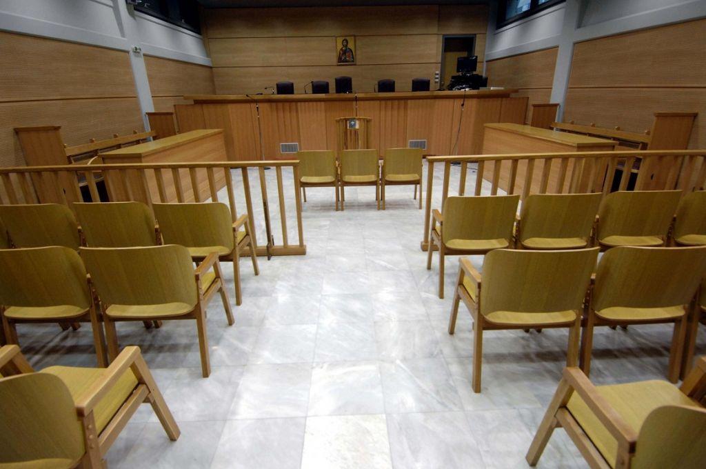 Αναβλήθηκε για τις 14/7 η δίκη του γνωστού τραγουδιστή κατηγορούμενου για ξυλοδαρμό