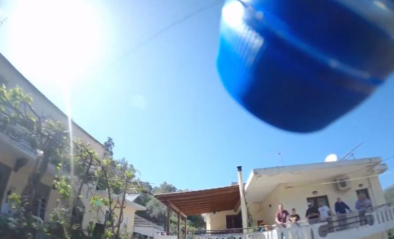 Βίντεο: Έστειλε με drone… κρασί στο γείτονα