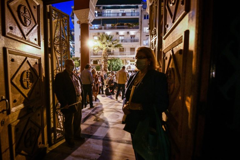Πάσχα και Πρωτομαγιά με τη μάσκα ανά χείρας – Τι ισχύει για εστίαση και εκκλησίες