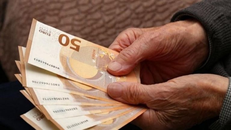 Πληρωμές από τον ΟΠΕΚΑ: Πότε οι δικαιούχοι επιδομάτων θα δουν τα χρήματα στους λογαριασμούς τους