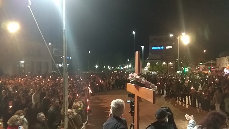 Κομοτηνή: Χιλιάδες πιστοί συμμετείχαν στην Περιφορά του Επιταφίου (video)