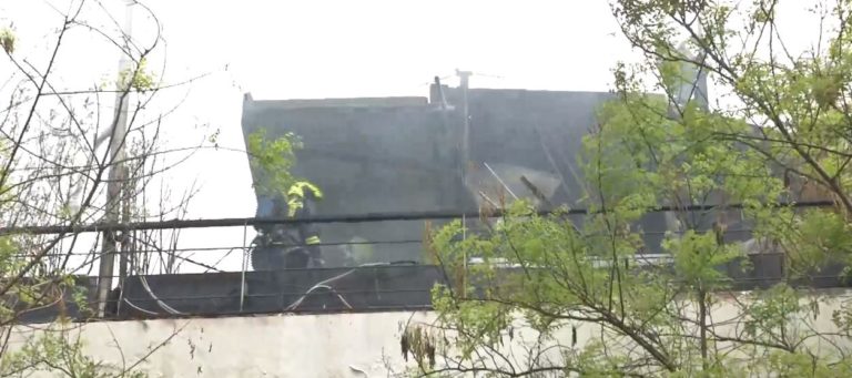 Συναγερμός στην Πυροσβεστική – Πυρκαγιά σε κτήριο στο Μετς (video)