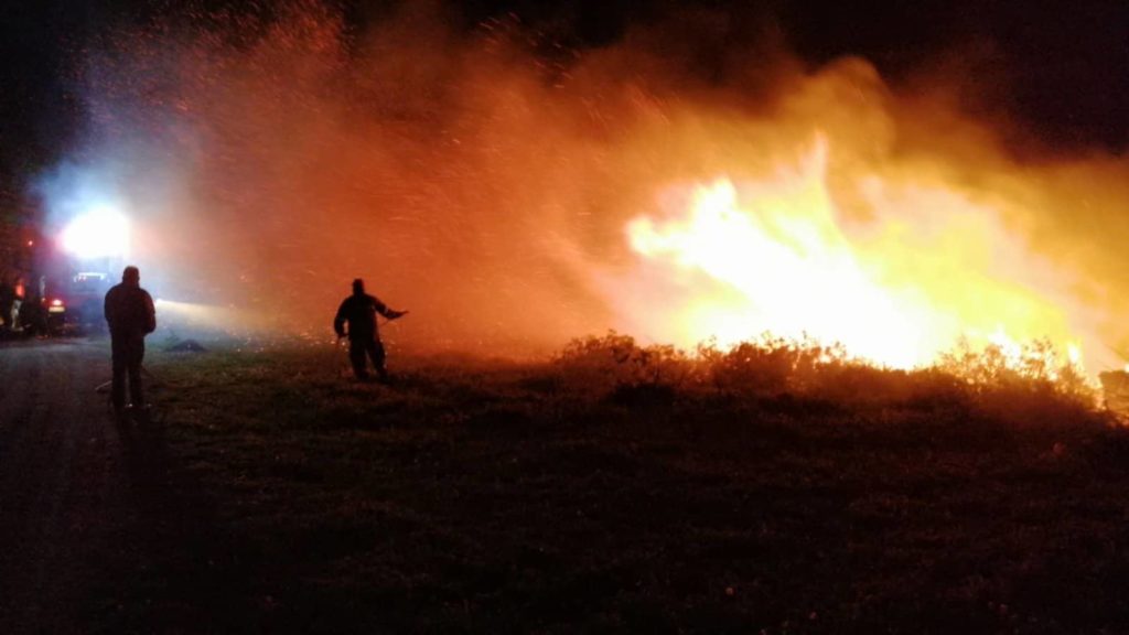 Ζάκυνθος: Έψαχναν αντλιοστάσια με νερό για να σβήσουν τις φωτιές σε Ορθωνιές και Έξω Χώρα