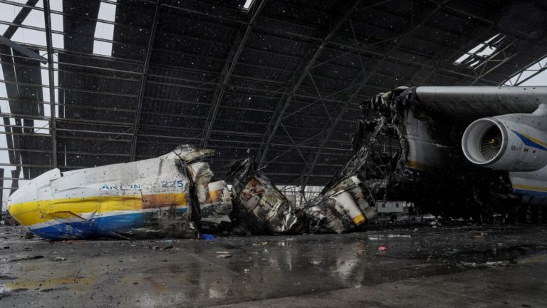 Φωτογραφίες – Πόλεμος στην Ουκρανία: Ό,τι απέμεινε μετά την καταστροφή του θηριώδους αεροπλάνου