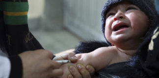 Μωρό στο Αφγναιστάν κάνει εμβόλιο