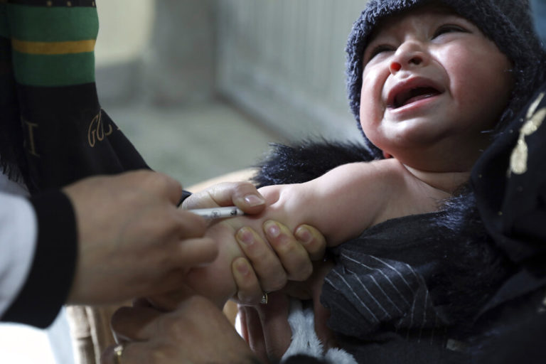 Μωρό στο Αφγναιστάν κάνει εμβόλιο