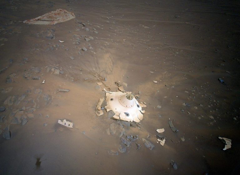 NASA: Το διαστημικό ελικόπτερο Ingenuity κατέγραψε εικόνες από τα συντρίμμια του κελύφους του Perseverance