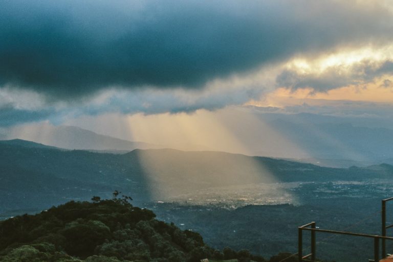 Ο καιρός με την Ν. Ζιακοπούλου: Με βοριάδες, πτώση της θερμοκρασίας και τοπικές μπόρες το επόμενο τριήμερο (video)