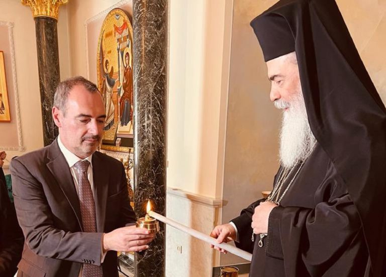Παρέλαβε το Άγιο Φως ο υφ. Εξωτερικών Ανδρέας Κατσανιώτης – Με καθυστέρηση στην Αθήνα