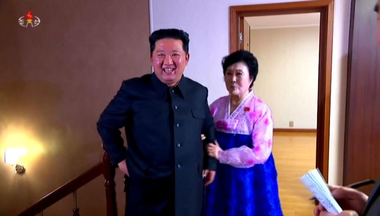 Η γενναιοδωρία του Κιμ Γιονγκ Ουν – Το δώρο στην εθνική εκφωνήτρια ειδήσεων της Β. Κορέας για την προσφορά της (video)