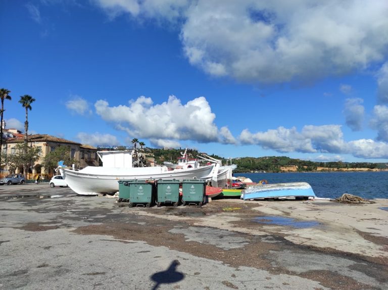 Κορώνη: Υπαίθρια χωματερή σκαφών και αλιευτικών υλικών στο λιμάνι (φωτογραφίες)