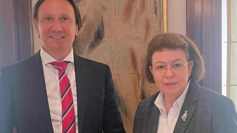 Συνάντηση του Προέδρου της Ελληνικής Κοινότητας Μελβούρνης, Βασίλη Παπαστεργιάδη, με την υπουργό Πολιτισμού, Λίνα Μενδώνη