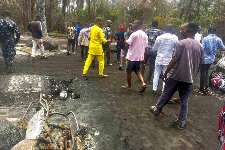 Νιγηρία: Τουλάχιστον 110 νεκροί από την έκρηξη σε παράνομο διυλιστήριο