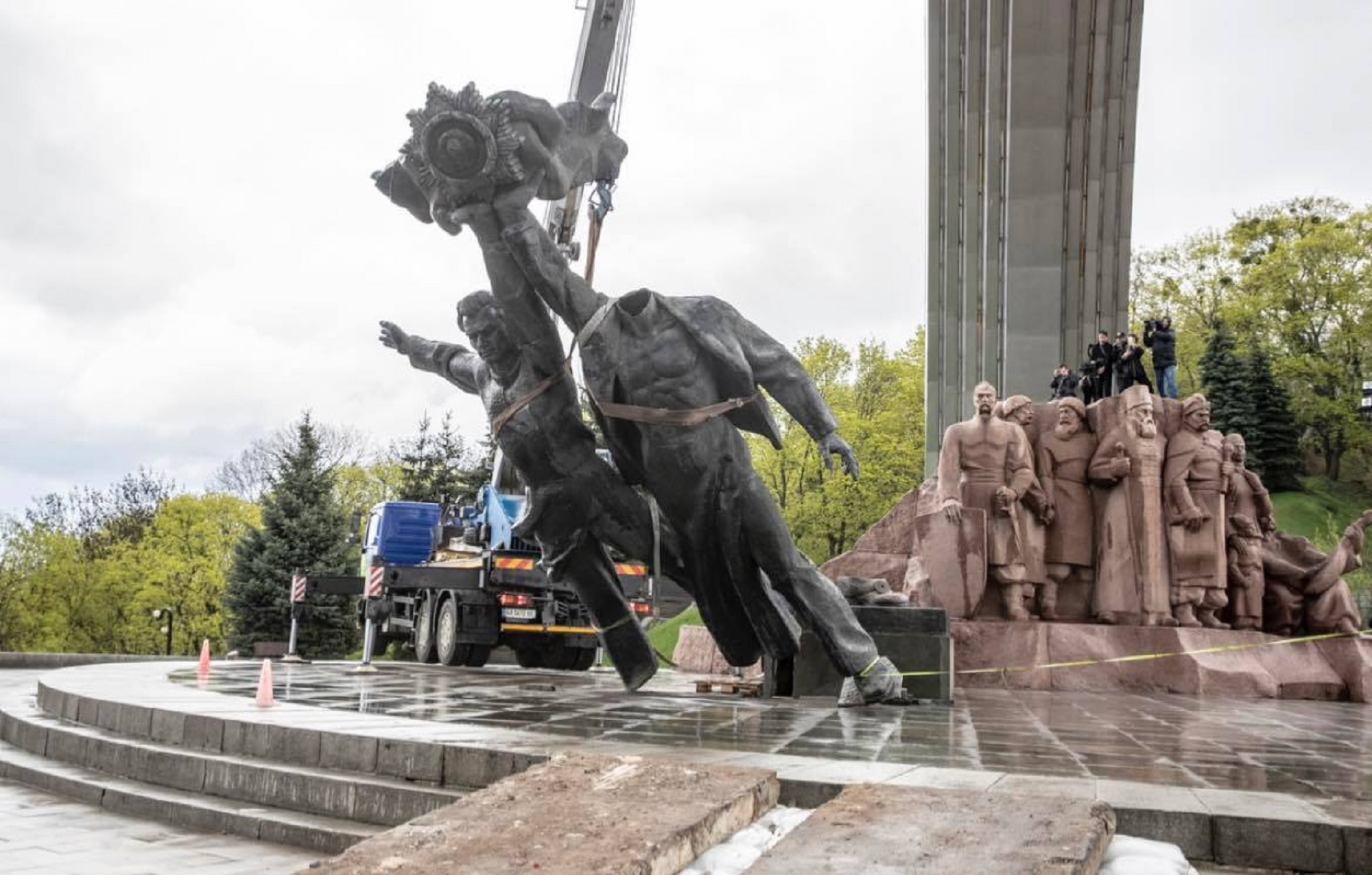 Κίεβο: Μνημείο για τη ρωσοουκρανική φιλία καταστράφηκε με εντολή του δημάρχου Β. Κλίτσκο