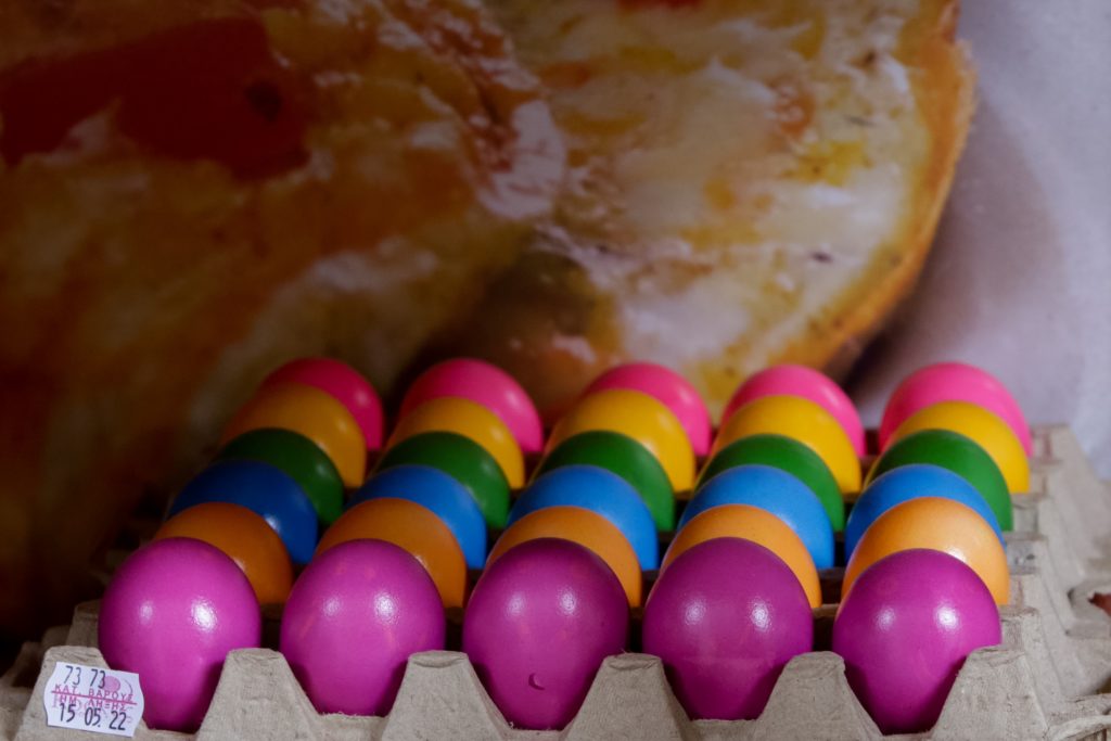 Πασχαλινό τραπέζι: Πώς θα καταναλώσετε με ασφάλεια αβγά και κρέας – Οδηγίες από τον ΕΟΔΥ