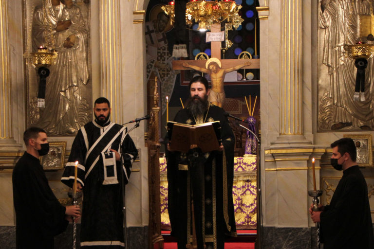 Καλαμάτα: Η Ακολουθία των Αχράντων Παθών στον Μητροπολιτικό Ναό της Υπαπαντής του Σωτήρος
