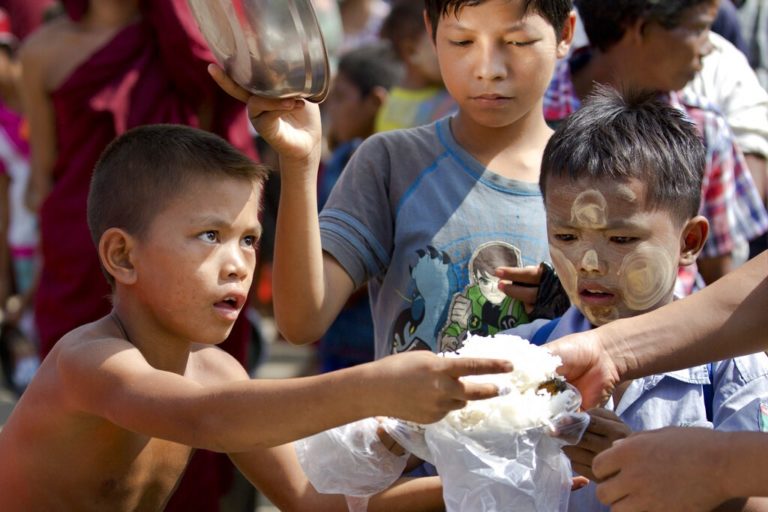 Προειδοποιεί η Oxfam: 250 εκατ. άνθρωποι κινδυνεύουν από ακραία φτώχεια – Οι τρεις λόγοι
