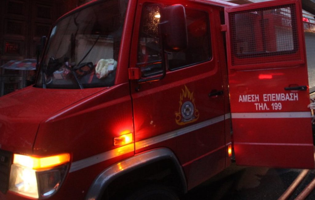 Πυρκαγιά σε διαμέρισμα στην οδό Λιοσίων – Ανασύρθηκε άνδρας χωρίς τις αισθήσεις του