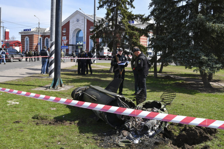 Κραματόρσκ: Σοκ από τον βομβαρδισμό αμάχων – Καταδίκη από ΕΕ – Αρνείται η Ρωσία την επίθεση