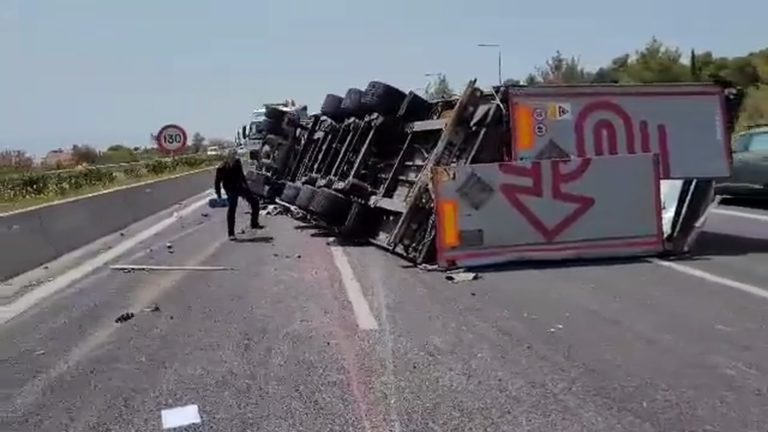 Άνοιξε η Αθηνών-Κορίνθου που είχε κλείσει νωρίτερα λόγω ανατροπής φορτηγού