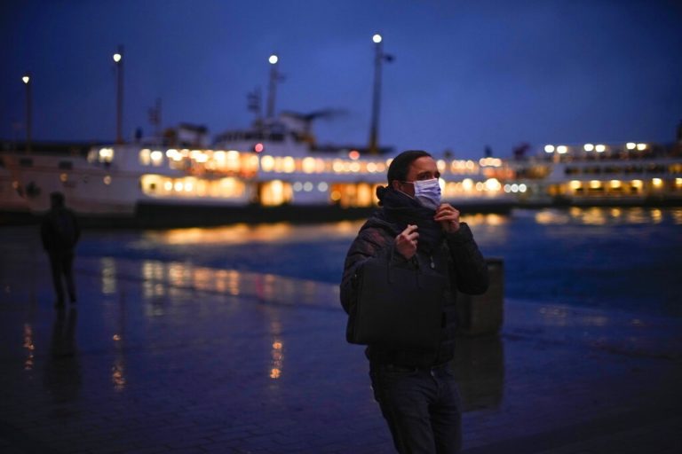 Τουρκία: Τέλος η υποχρεωτική χρήση μάσκας σε εσωτερικούς χώρους