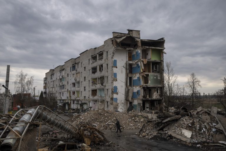 Nέες ρωσικές επιθέσεις στην Ουκρανία – Η ΕΡΤ στην μαρτυρική Μπούκα (video)