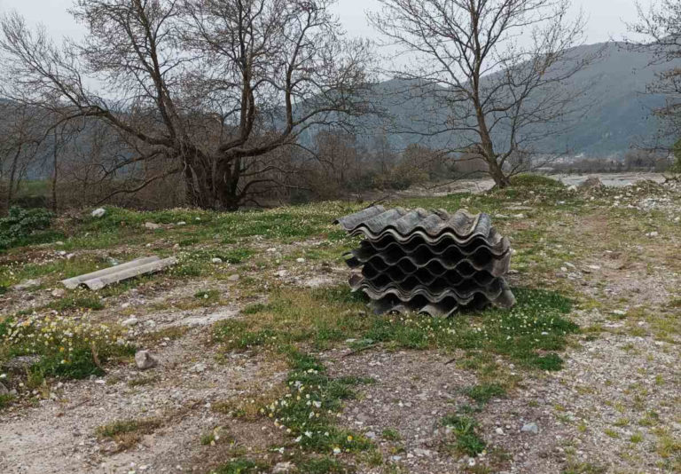 Μήνυση κατ’ αγνώστων από το Δήμο Μουζακίου για πλάκες αμιάντου