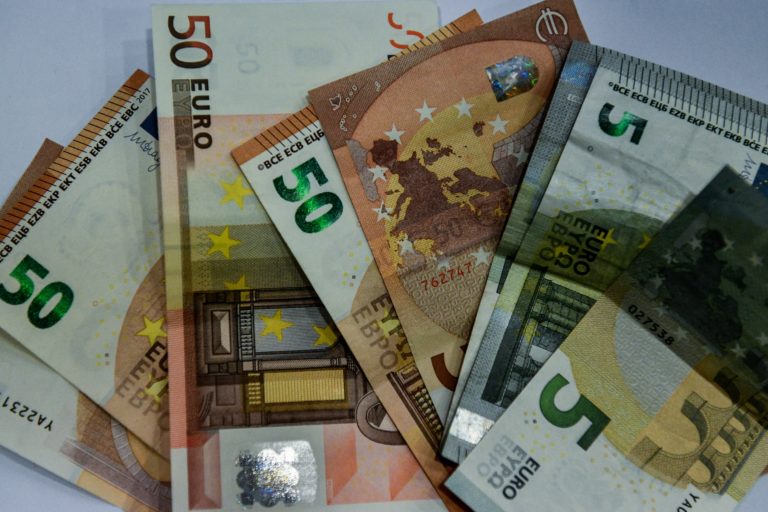Επίδομα 200 ευρώ: Τη Μεγάλη Τετάρτη στους λογαριασμούς – Όλοι οι δικαιούχοι