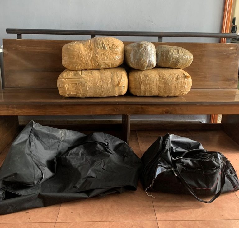 Ιωάννινα: «Ορφανά» πέντε δέματα χασίς βάρους 21 κιλών