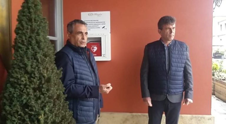 Απινιδωτές σε πλατείες και αθλητικούς χώρους τοποθετεί ο δήμος της Τρίπολης