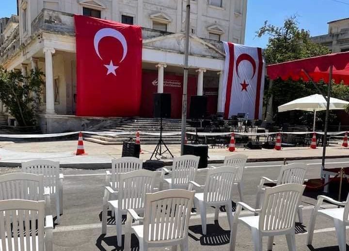 Κύπρος: Με σημαίες της Τουρκίας και του ψευδοκράτους η συναυλία στην περίκλειστη περιοχή των Βαρωσίων