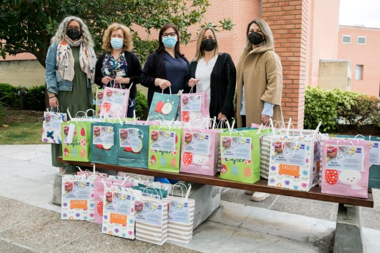 Νοσοκομείο “Παπαγεωργίου”: Δώρα στους μικρούς νοσηλευόμενους από τον Δήμο Παύλου Μελά