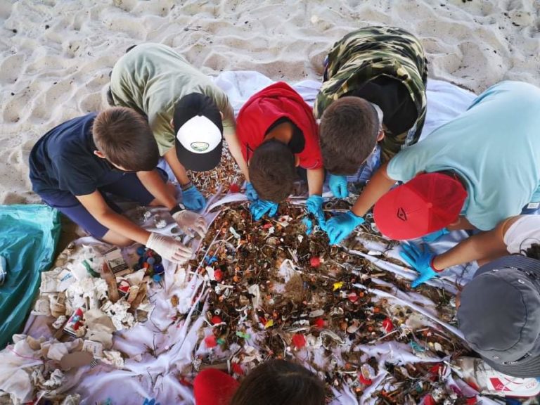 «Υιοθέτησε μια παραλία»: Το πρόγραμμα του WWF Ελλάς αποκαλύπτει το μέγεθος της παράκτιας ρύπανσης