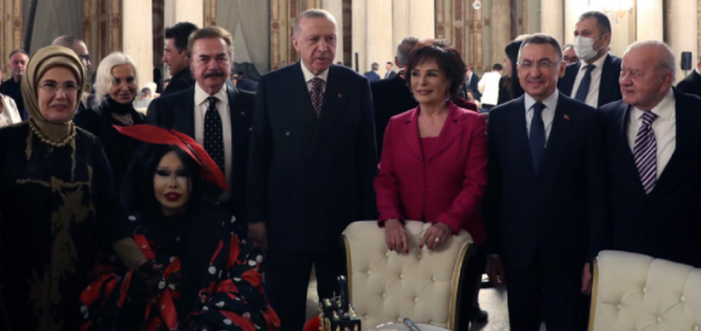 Τουρκία: Η τρανσέξουαλ καλεσμένη του Ερντογάν και η οργή για την ακρίβεια