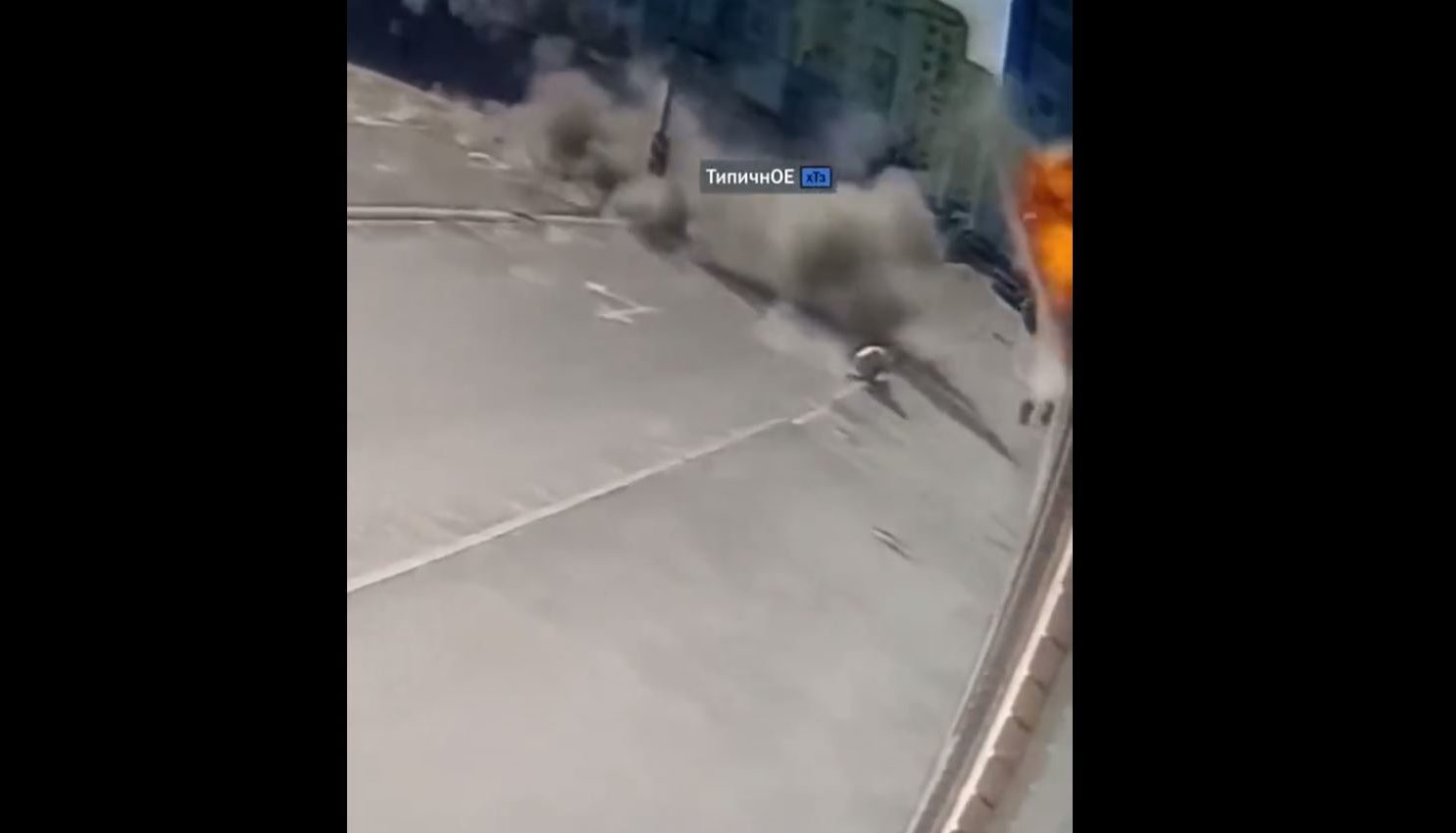 Σοκαριστικό βίντεο: Ρουκέτα πέφτει ακριβώς δίπλα σε πεζή στο Χάρκοβο