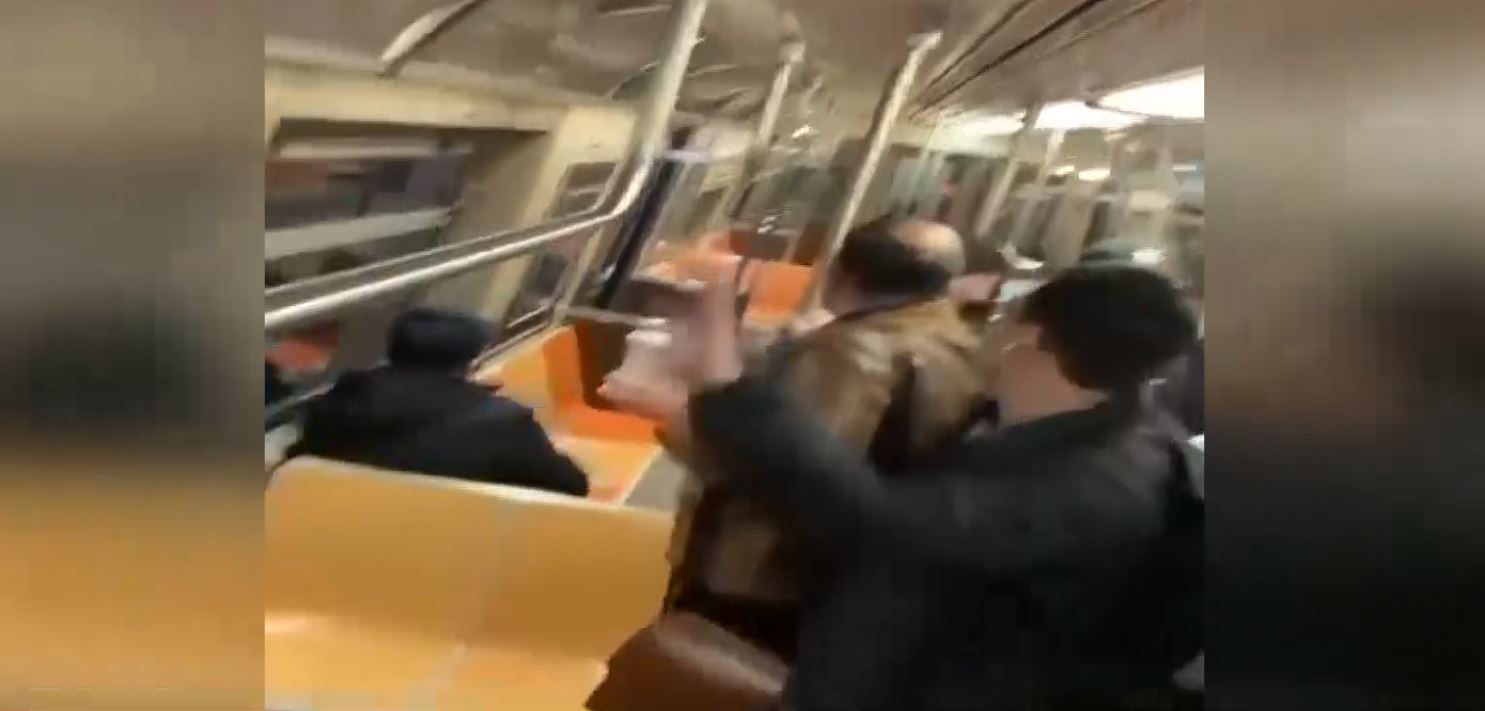 Βίντεο ντοκουμέντο: Η στιγμή που ακούγονται οι 8 πυροβολισμοί στο μετρό της Νέας Υόρκης