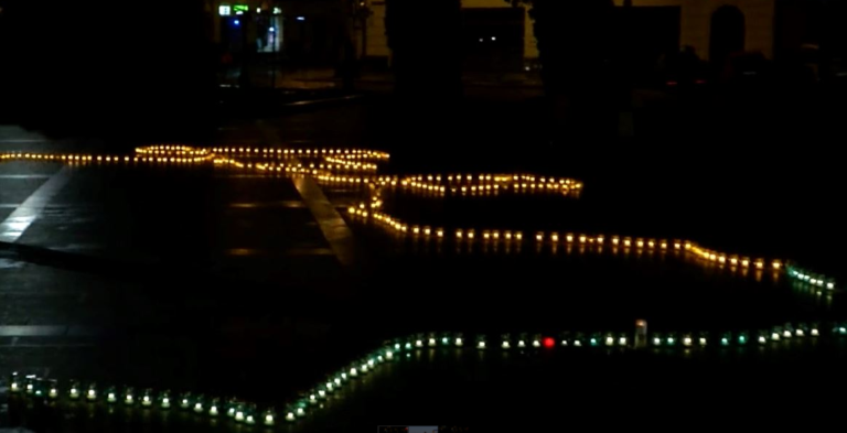 Ουκρανία: Πολίτες στη Λβιβ άναψαν εκατοντάδες κεριά στη μνήμη των θυμάτων