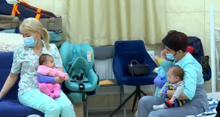«Παγιδευμένα» βρέφη στο Κίεβο: Γεννήθηκαν από παρένθετες μητέρες και επιβιώνουν στα καταφύγια