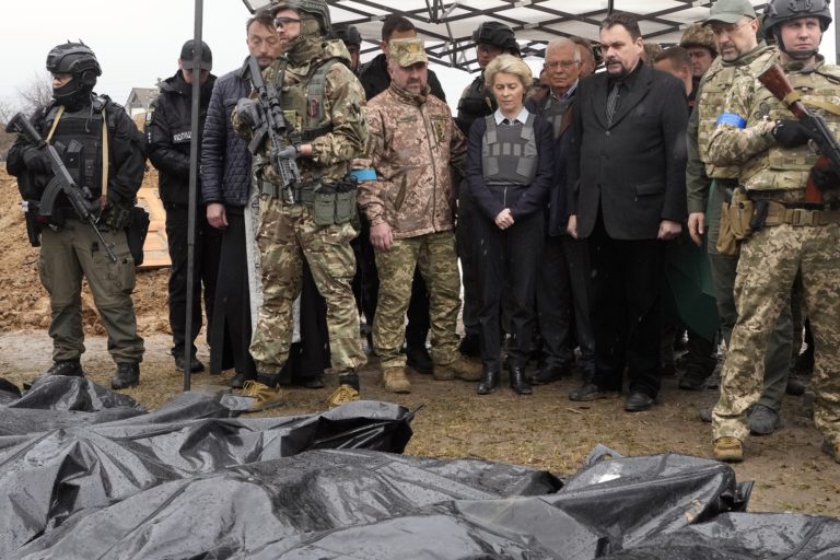 Φον ντερ Λάιεν: Οι ενέργειες της Ρωσίας στην Ουκρανία φαίνεται να είναι εγκλήματα πολέμου