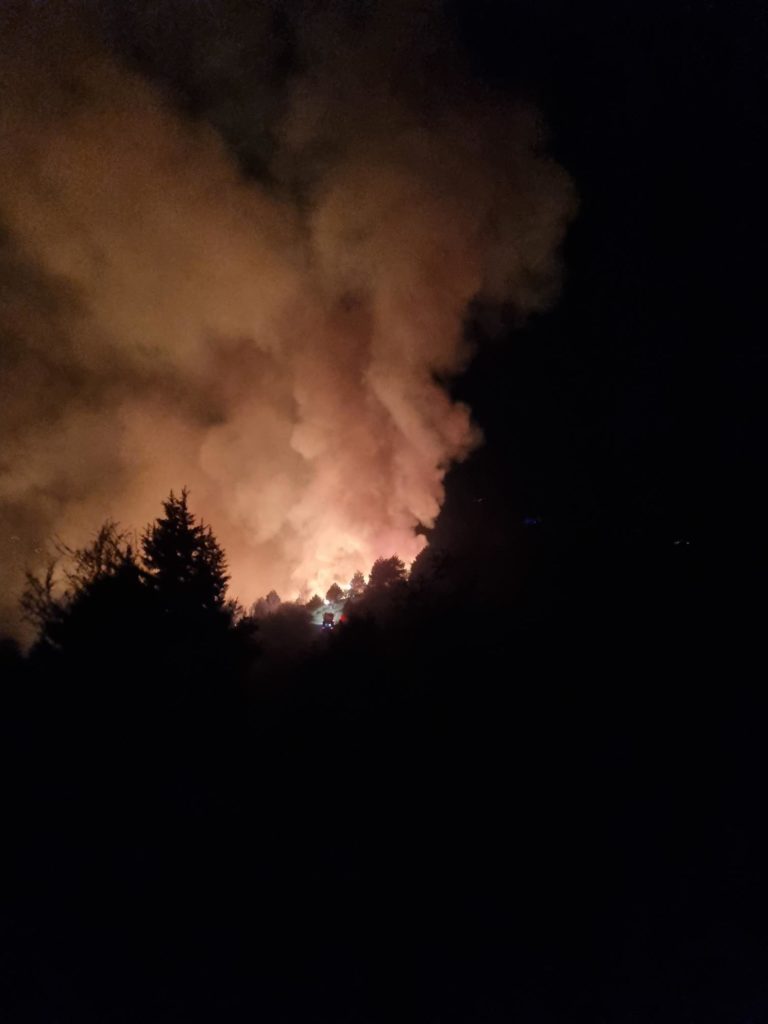 Σε εξέλιξη η φωτιά στον Λακωνικό Πάρνωνα – Ολονύχτια η μάχη με τις φλόγες (video)