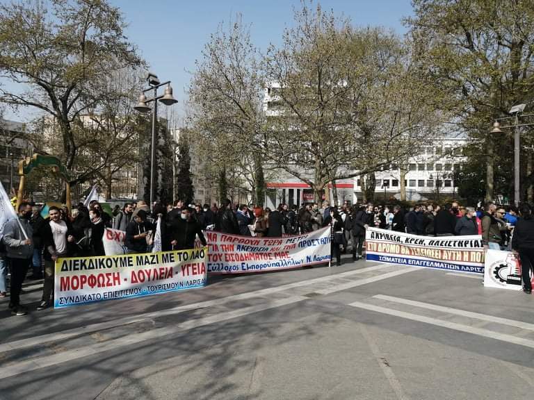 Λάρισα: Mε συνθήματα κατά της ακρίβειας και του πολέμου η απεργία ΓΣΕΕ και ΑΔΕΔΥ