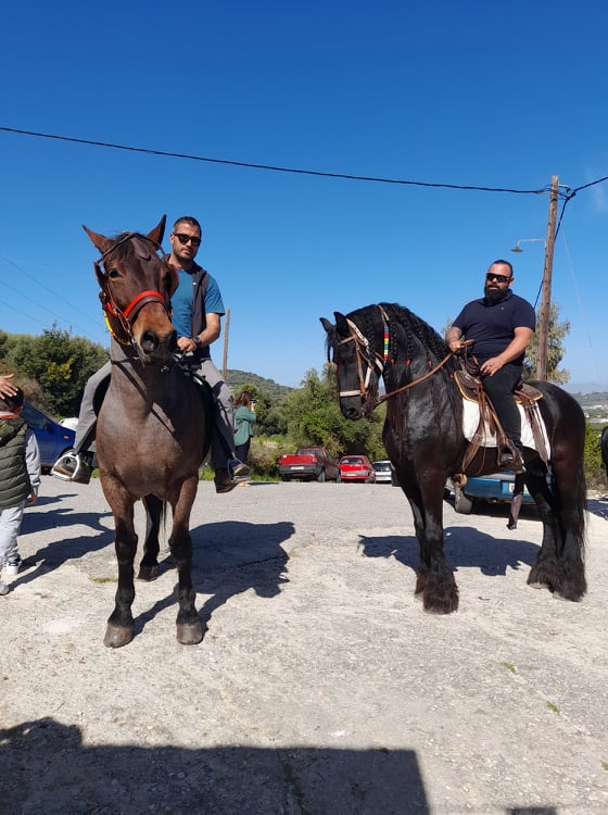 Οι καβαλάρηδες των Χανίων τιμούν τον Αη Γιώργη