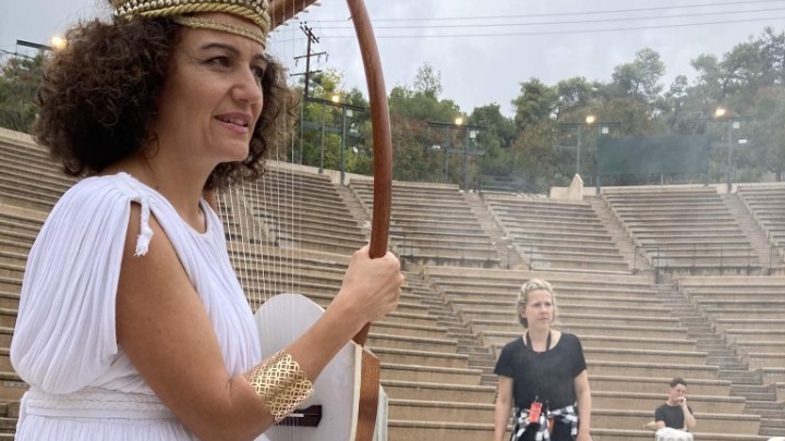 Θεσσαλονίκη: Μία αρχαία λύρα έπαιξε από το Θέατρο Δάσους για το αμερικανικό δίκτυο CBS