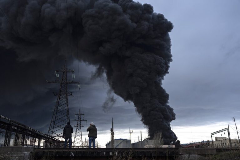 Η Μόσχα ανακοίνωσε πως κατέστρεψε διυλιστήριο πετρελαίου κοντά στην Οδησσό
