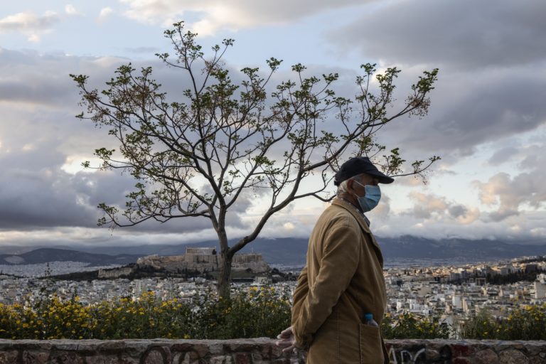 Α. Χλώρος, πνευμονολόγος: Φέτος Πάσχα στην αυλή – Ποιους βοηθά η 4η δόση