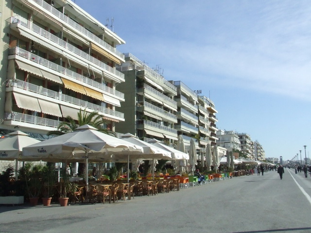 Ο Δήμος Βόλου προχωρά σε μειώσεις τελών τραπεζοκαθισμάτων