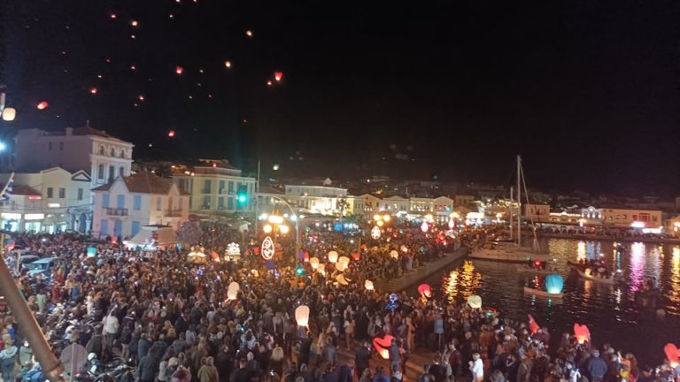 Γέμισε φαναράκια ο ουρανός της Μυτιλήνης κατά την περιφορά των Eπιταφίων