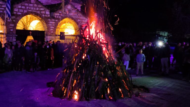 Αρτα: Άναψε η φωτιά της Μ. Πέμπτης στην Αγία Θεοδώρα